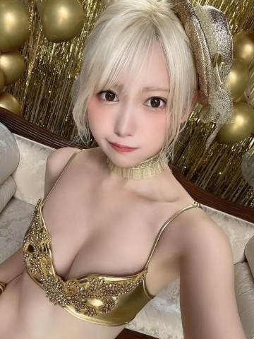 Kokoro Shinozaki a beautiful woman with trademark short blond hair001