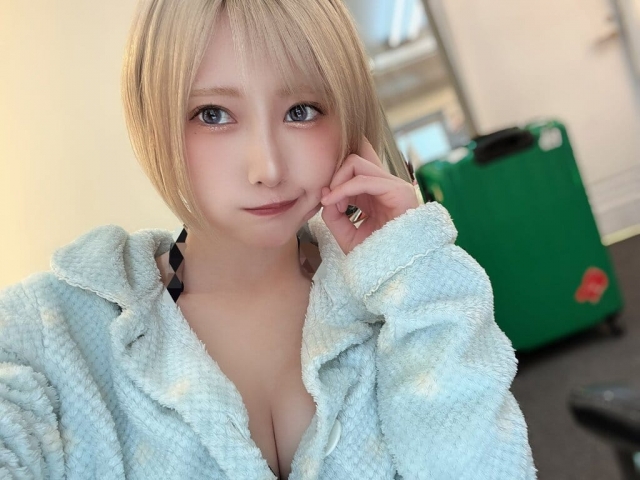 Kokoro Shinozaki a beautiful woman with trademark short blond hair017