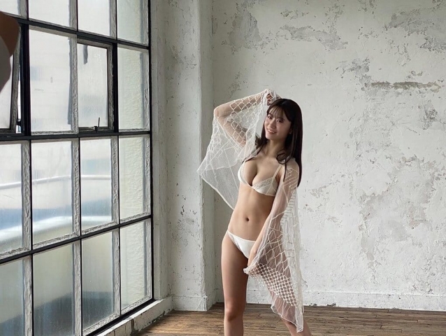 Rei Uenishi： Glamorous body and active in gravure032