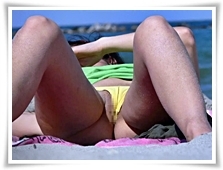 【マンスジ】ビーチで日光浴中の素人水着ギャルの股間にマンスジがクッキリと！！