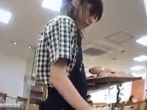 【盗撮動画】ベーカリーショップ（パン屋）に超可愛いと評判の女子ショップ店員さんがいると噂されてるのでパンチラ隠し撮りしてきたｗｗｗ