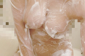 入浴中に撮影された自撮りのエロ画像