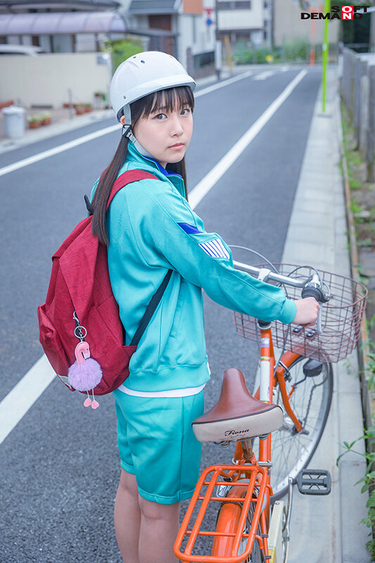 自転車JK、通学ヘルメット、短パンジャージ
