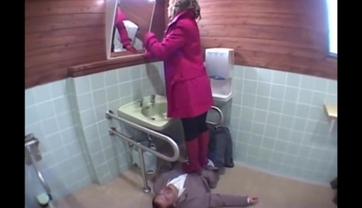 【M男動画】冤罪ブチ切れ脅迫罵倒！トイレで踏みつけ赤ブーツドSギャル (2)